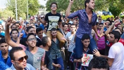 الأمن يطلق الغاز المسيل للدموع لفض تظاهرات طلاب الثانوية العامة بالتحرير 