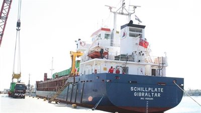 عبور سفينة حاويات دنماركية بحمولات 200 ألف طن