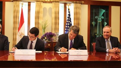 مدير وكالة التجارة الأمريكية يوقع منحة لـ