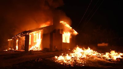 صور: حريق مدمر بكاليفورنيا يلتهم الغابات والبيوت