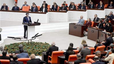 برلمانية تركية تطالب داود أوغلو بالرد على مزاعم شراء نفط 