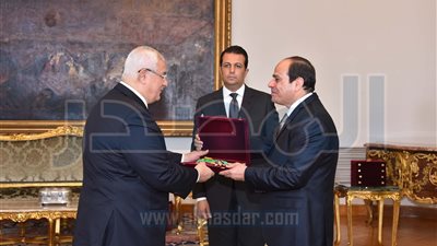 صور: السيسي يمنح عدلي منصور و4 مستشارين وسام الجمهورية من الطبقة الأولى 