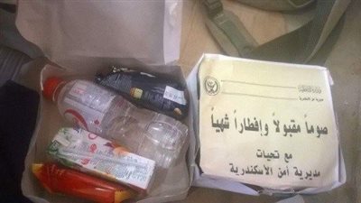 صور: أمن الإسكندرية يوزع وجبات إفطار على جماهير الأهلي قبل لقاء أسيك