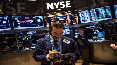 الأسهم الأمريكية تنخفض فى مستهل التداولات مع تراجع أبل