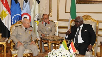 رئيس سيراليون يزور وزارة الدفاع ويلتقى الفريق أول صدقى صبحي 