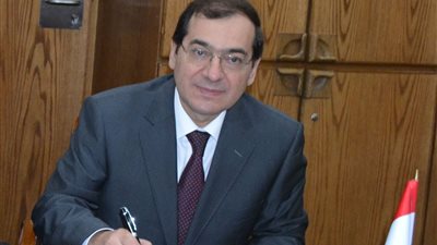 وزير البترول يتلقى تقريرًا عن أسباب حادث التلوث بشواطئ الغردقة 