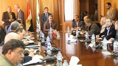 وزير النقل يقرر إلغاء بعض خطوط القطارات