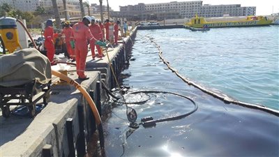 صور: استمرار أعمال تنظيف التلوث الزيتي بشواطئ الغردقة