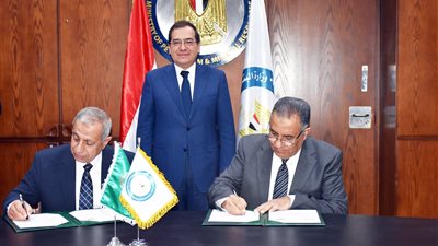 «إنبي» و«بتروجيت» توقعان بروتوكولي تعاون مع «العربية للعلوم»