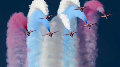 عروض جوية في سماء القاهرة والجيزة احتفالا بذكرى 30 يونيو