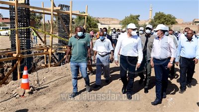 مدبولى يتفقد مشروعات مبادرة «حياة كريمة» لتطوير الريف في أسوان