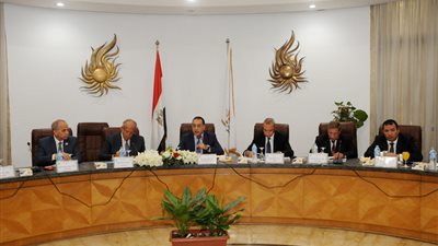 وزير الإسكان: 21 ألف أسرة يعيشون في تلوث صحي وصناعي