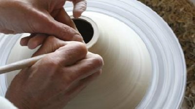قرية مصرية تتحول إلى مقصد سياحي كبير بفضل صناعة الخزف والفخار