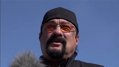 شاهد: رامز جلال عند رؤية ستيفن سيجال: 