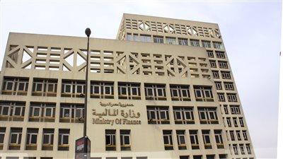 الحكومة تنفى فرض وزارة المالية رسوماً جديدة على السيارات