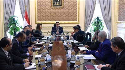 رئيس الوزراء يبحث مستحقات الضرائب والتأمينات على الصحف القومية