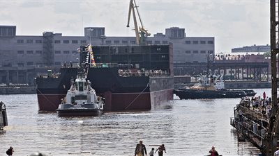 روسيا تختبر أول مفاعل نووي عائم في العالم