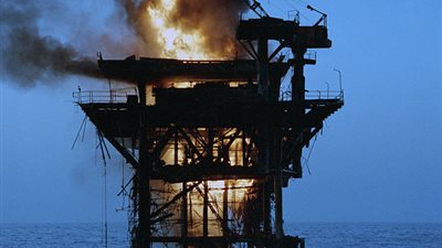 عشرات العمال مفقودون بعد نشوب حريق في منصة نفطية في أذربيجان