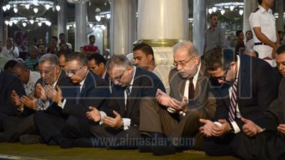 صور: رئيس الوزراء يؤدي الجمعة الأخيرة في رمضان بمسجد الحسين