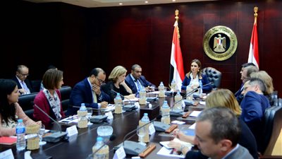 تفاصيل لقاء سحر نصر مع ممثلي الوكالتين الأمريكية والفرنسية والأمم المتحدة