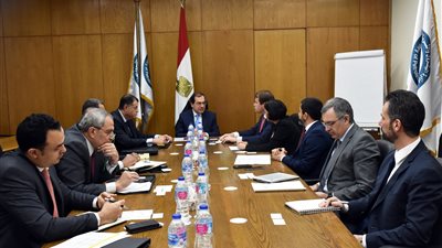 الملا يبحث مع البنك الأوروبي تمويل المشروعات البترولية