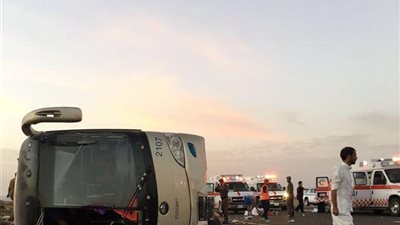 مصرع 10 وإصابة 45 آخرين في حادث انقلاب حافلة تقل معتمرين بالسعودية