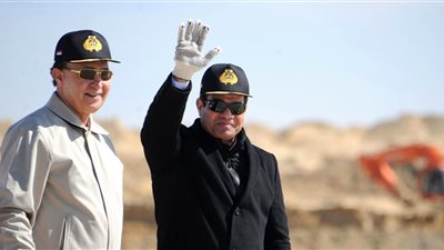 السيسي يصدر قرارا بمد خدمة مهاب مميش لمدة عام