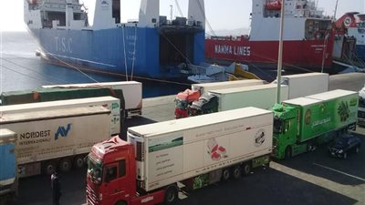 تداول 492 شاحنة بضائع و64 سيارة بموانئ البحر الأحمر