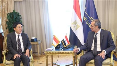 وزير الاتصالات يبحث مع سفير سنغافورة تعزيز التعاون بين البلدين