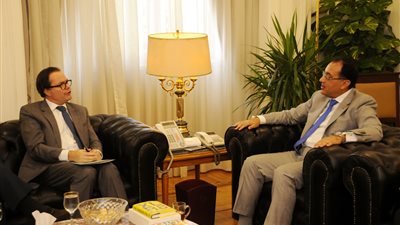 وزير الإسكان والسفير الفرنسي يبحثان فرص الاستثمار بالمدن الجديدة