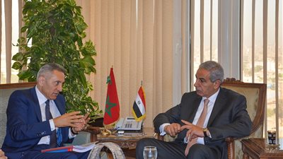مصر والمغرب يبحثان التعاون في صناعات النسيج والأسمدة والسيارات