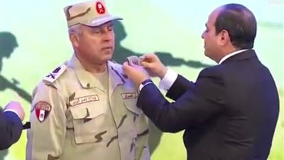 شاهد.. الرئيس السيسي يقرر ترقية اللواء كامل الوزير إلى رتبة فريق