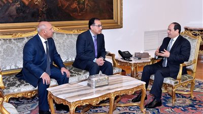 السيسي يجتمع بمدبولي ووزير النقل.. ويوجه بتطوير السكة الحديد