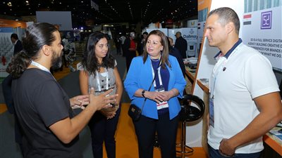 رواد الأعمال ومؤسسي الشركات الناشئة يشاركون في 