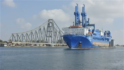 الأكبر بالشرق الأوسط.. الكراكة «حسين طنطاوي» تصل قناة السويس