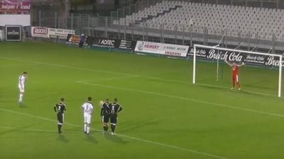 حارس فرنسي يتصدى لأغرب ركلة جزاء في تاريخ الكرة (فيديو)