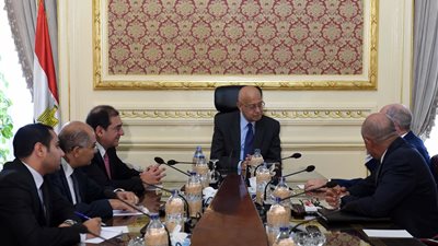 رئيس الوزراء يبحث مع 