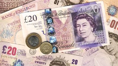 الإسترليني يسجل أدنى مستوى في 31 عاما