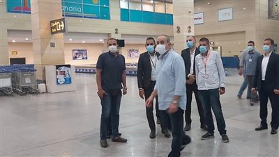 وزير الطيران يتابع سير العمل والحركة الجوية في مطار برج العرب الدولي