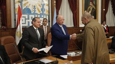محافظ القاهرة ورئيس البنك الأهلي يسلمان 20 عقدا لتقنين أوضاع ورش شق الثعبان