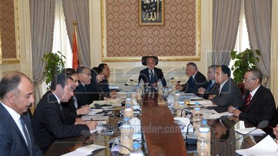 رئيس الوزراء يوجه بزيادة الكميات المستوردة من السكر إلى 400 ألف طن 