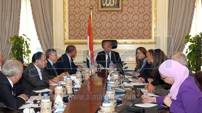 الحكومة تبحث التوسع فى برامج الدعم النقدي 