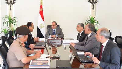 السيسي يجتمع مع 4 وزراء لبحث تطورات تنفيذ العاصمة الإدارية