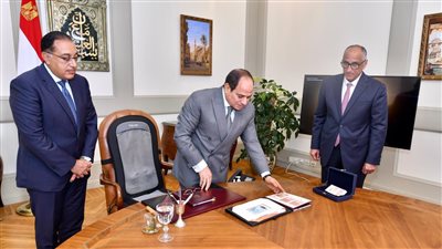 السيسي يطلع علي عينات البنكنوت الجديد الذي سيتم إصداره نوفمبر المقبل