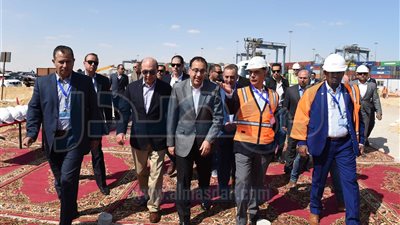 رئيس الوزراء يتفقد أعمال التطوير والتوسعة بميناء السخنة