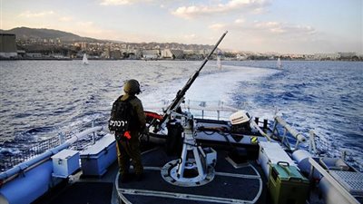 يحمل 15 امرأة.. زوارق إسرائيلية تعتراض قارب 