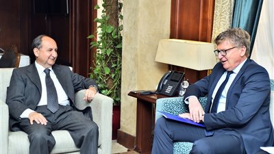 وزير الصناعة يبحث تعزيز العلاقات الاقتصادية والتجارية مع الاتحاد الأوروبى