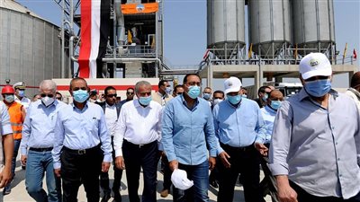 رئيس الوزراء يتفقد صوامع القمح بمركز أبو صوير في الإسماعيلية