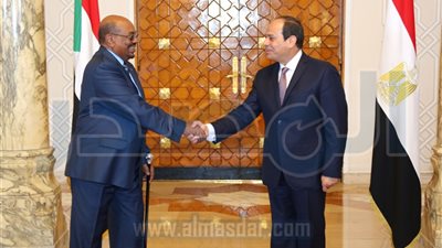 السيسى يمنح البشير وسام 