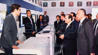 الرئيس السيسي يتفقد الجناح الاقتصادي بمنتدى الشباب في أسوان